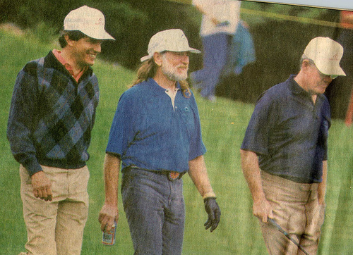 George Strait, Willie Nelson a bývalý trenér amerického fotbalu na University of Texas Darrell Royal pi golfu.